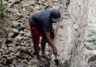 Tangan Terampil Sartono Perkokoh Talud Wujud Gotong Royong TMMD di Gumelem Kulon