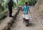 Dorong Angkong Penuh Pasir Ali Supriyono Ikut Wujudkan Jalan Impian Desa