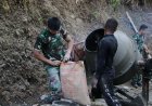 Pratu Farhan Sigap Isi Molen Putaran Mesin Mengiringi Semangat TMMD di Gumelem Kulon