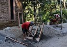 Di Usia 80 Tahun Semangat Samsidi Mengayak Pasir Demi Kemajuan Desa