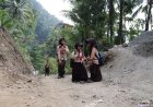 Seragam Pramuka dan Senyum Ceria Kalisa-Arumi Warnai TMMD Reguler ke-129 di Gumelem Kulon