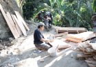Madrohim Rakit Bekisting Plat Beton Semangat Gotong Royong Warnai TMMD Reguler ke-129 Banjarnegara
