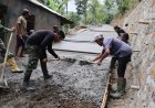 Sentuhan Terakhir Penentu Kualitas Serma Ngatman dan Warga Ratakan Beton Demi Jalan yang Kokoh