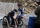Motor Hilir Mudik Demi Jalan Desa