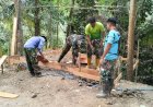 Pratu Firman dan Warga Bangun Pos Kamling
