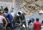 Pratu Farhan Berjibaku dengan Material Demi Percepat Pengecoran Jalan TMMD
