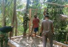 Sertu Agus dan Warga Kompak Pasang Bekisting Pos Kamling TMMD