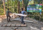 Sekdes Gumelem Kulon Turun Tangan Bangun Pos Kamling Bersama Satgas TMMD