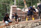 Madrohim Pastikan Adukan Tak Terbuang Pasang Bekisting TMMD Reguler ke-129