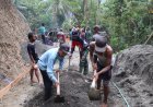 Sartono Cangkul Pasir Demi TMMD Reguler ke-129 Gumelem Kulon