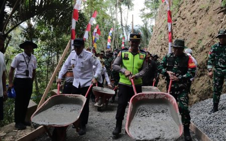 Awali Pengecoran Rabat Beton TMMD Reguler ke-129 Wakil Bupati dan Dandim Wujudkan Harapan Warga Gumelem Kulon