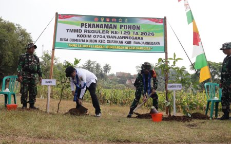 Menanam Harapan untuk Masa Depan Dandim dan Wakil Bupati Hijaukan Gumelem Kulon dalam TMMD Reguler ke-129