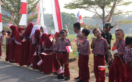 Pembukaan TMMD Reguler ke-129 Disambut Antusias Anak sekolah Serta Warga Gumelem Kulon