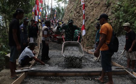 Dorongan Angkong Pratu Figo Semangat Prajurit Membangun Jalan Harapan di Gumelem Kulon