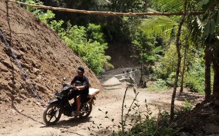 Motor Tua Tio Jadi Andalan Angkut Semen Demi Suksesnya TMMD di Gumelem Kulon
