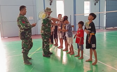 Senyum Anak Desa Warnai TMMD Satgas Bagikan Peralatan Olahraga di Gumelem Kulon
