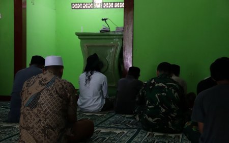 Di Tengah TMMD Peltu Widodo Pererat Kebersamaan Lewat Salat Berjamaah Bersama Warga