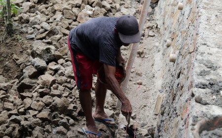 Tangan Terampil Sartono Perkokoh Talud Wujud Gotong Royong TMMD di Gumelem Kulon