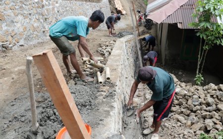 Di Usia 85 Tahun Karmudi Tetap Angkut Batu Demi Suksesnya TMMD di Gumelem Kulon