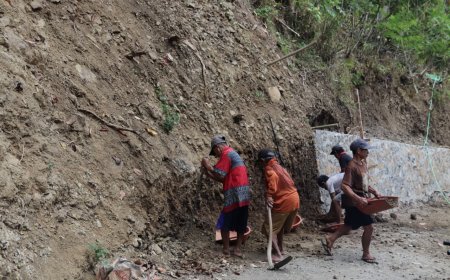 Di Usia 85 Tahun Karmudi Tetap Mengayun Cangkul Demi Suksesnya TMMD