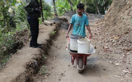 Dorong Angkong Penuh Pasir Ali Supriyono Ikut Wujudkan Jalan Impian Desa