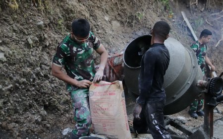 Pratu Farhan Sigap Isi Molen Putaran Mesin Mengiringi Semangat TMMD di Gumelem Kulon
