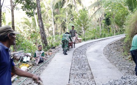 Serka Munasibun dan Warga Bahu-Membahu Langsir Semen Demi Percepatan TMMD