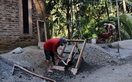 Di Usia 80 Tahun Semangat Samsidi Mengayak Pasir Demi Kemajuan Desa