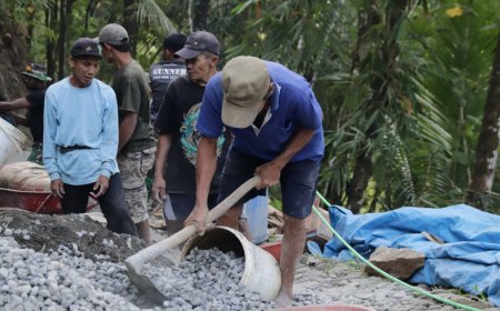 Ayunan Cangkul Rido Percepat Pembangunan Jalan TMMD di Dusun Kunir