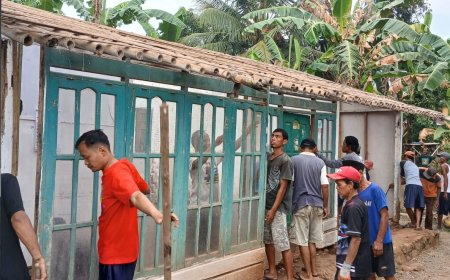 Gotong Royong Bongkar RTLH Langkah Awal Menghadirkan Rumah Layak untuk Pak Toid