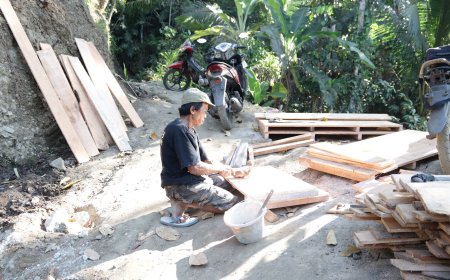 Madrohim Rakit Bekisting Plat Beton Semangat Gotong Royong Warnai TMMD Reguler ke-129 Banjarnegara