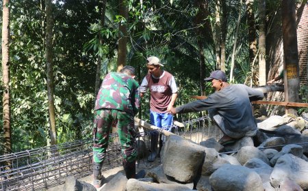 Jalinan Kawat Jalinan Kebersamaan Satgas TMMD dan Warga Bersatu Membangun Desa