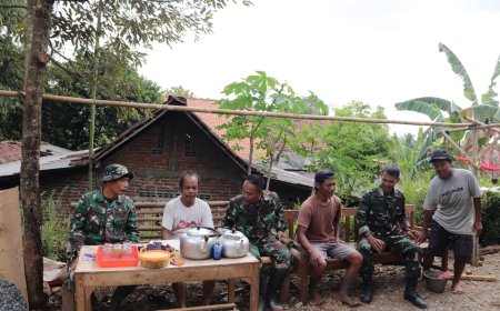 Obrolan Hangat di Sela Pembangunan RTLH Serka Suwanto Pererat Kemanunggalan TNI dan Warga