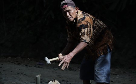 Usia 73 Tahun Sumardi Tetap Semangat Pecah Batu