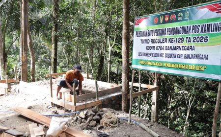 Pak Wondo Telaten Pasang Bekisting Pos Kamling TMMD Mulai Terbentuk