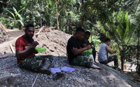 Lesehan Hangat Pererat TNI dan Warga