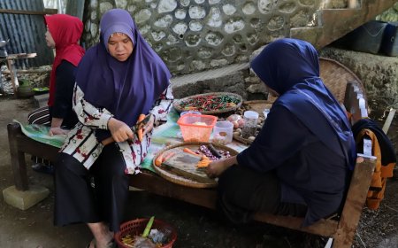 Bu Sarijem Dapur Semangat TMMD Reg 129 Gumelem Kulon