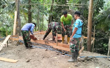 Pratu Firman dan Warga Bangun Pos Kamling