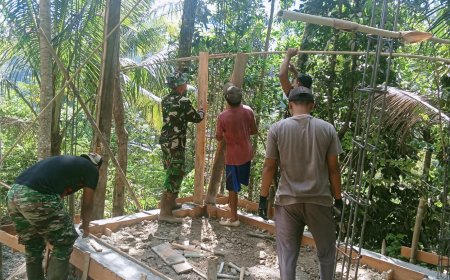 Sertu Agus dan Warga Kompak Pasang Bekisting Pos Kamling TMMD