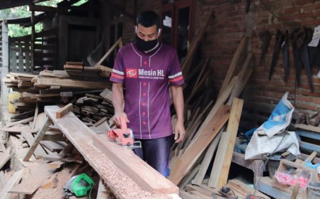 Rosadi Sumbangkan Keahlian Tukang Kayu untuk RTLH Bu Misem di TMMD
