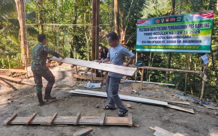 Sekdes Gumelem Kulon Turun Tangan Bangun Pos Kamling Bersama Satgas TMMD