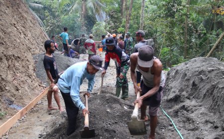 Sartono Cangkul Pasir Demi TMMD Reguler ke-129 Gumelem Kulon