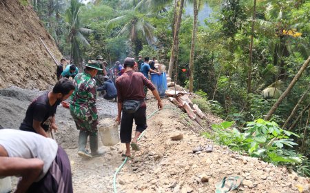 Pelda Ratam dan Warga Kompak Angkut Ember Gotong Royong Percepat Pengecoran TMMD