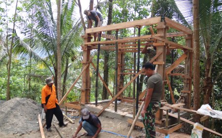 Triyono dan Satgas TMMD Percepat Pembangunan Pos Kamling Progres Capai 40 Persen