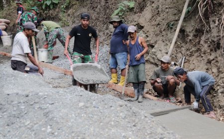 Pratu Iwan Sigap Dorong Angkong Semangat Tanpa Henti Demi Rampungnya Jalan TMMD