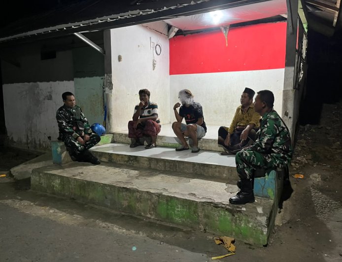 Jaga Kamtibmas Koramil 10 Bawang Intensifkan Patroli Siskamling di Desa Bawang
