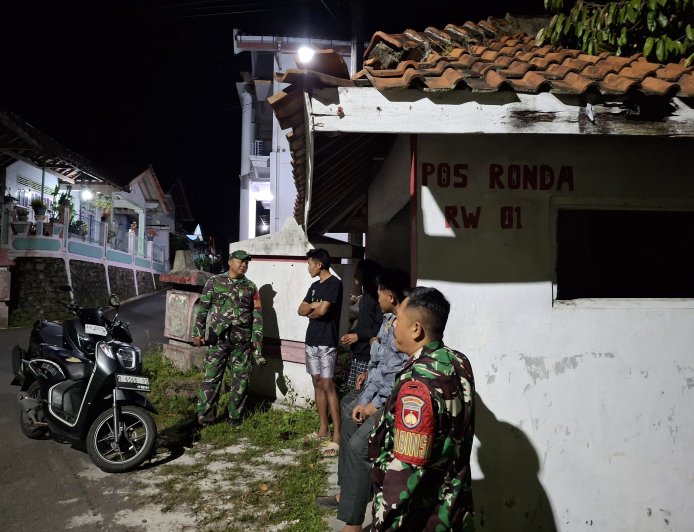 Patroli Gabungan TNI Perkuat Siskamling dan Sosial