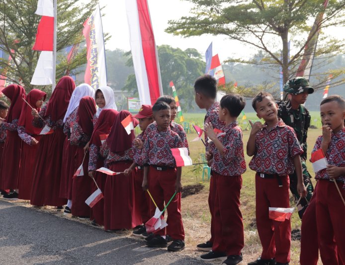 Pembukaan TMMD Reguler ke-129 Disambut Antusias Anak sekolah Serta Warga Gumelem Kulon