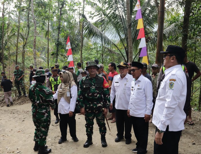 Menapaki Harapan dari Dusun Kunir Dandim dan Forkopimda Tinjau Lokasi TMMD Reguler ke-129