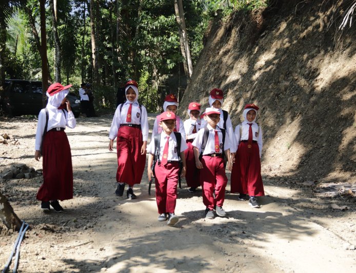 Langkah Kecil Fajar Menyambut Jalan Baru TMMD di Gumelem Kulon